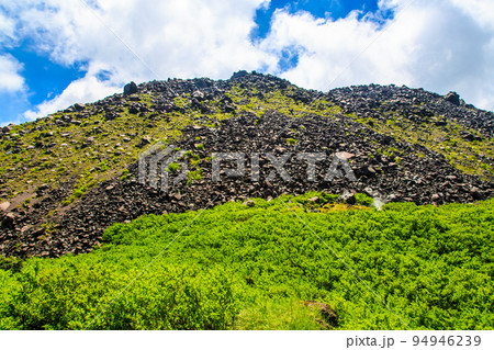 新緑の立岩の峰からの平成新山 【長崎県雲仙市】 新緑の立岩の峰からの平成新山 【長崎県雲仙市】 94946239