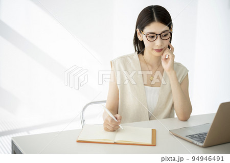 テレワーク　オンライン学習　　イメージ 94946491