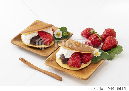 イチゴと生クリームを挟んだどらやき イチゴと生クリームを挟んだどらやき 94946616