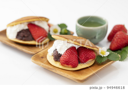 イチゴと生クリームを挟んだどらやき_背景ぼかし 94946618