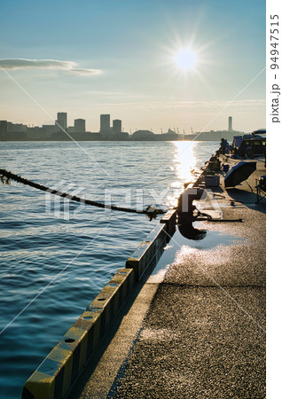 港の突堤と海と太陽 94947515