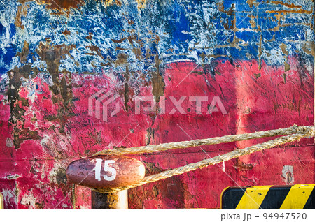 港に係留している船と係留柱と舫い綱 94947520