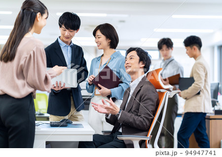 会議　ビジネス　オフィス　エンジニア　オフィスカジュアル 94947741