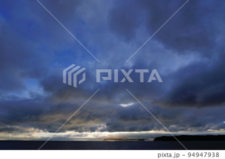 不気味な暗雲が空を覆う台風接近時の海岸夕景・秋・超広角・空主体・220923pm 不気味な暗雲が空を覆う台風接近時の海岸夕景・秋・超広角・空主体・220923pm 94947938