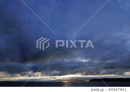 不気味な暗雲が空を覆う台風接近時の海岸夕景・秋・超広角・空主体・220923pm 不気味な暗雲が空を覆う台風接近時の海岸夕景・秋・超広角・空主体・220923pm 94947941