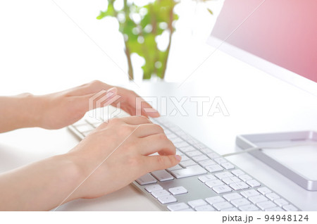 パソコンで仕事をする女性 パソコンで仕事をする女性 94948124