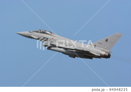 イタリア空軍ユーロファイターEF-2000離陸 94948235
