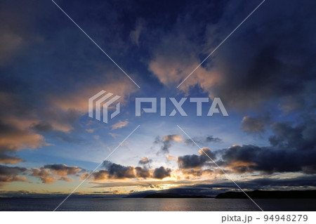 迫力のある雲が夕焼けした台風接近時の海岸夕景・秋・超広角・空主体・220923pm 迫力のある雲が夕焼けした台風接近時の海岸夕景・秋・超広角・空主体・220923pm 94948279