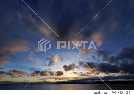 迫力のある雲が夕焼けした台風接近時の海岸夕景・秋・超広角・空主体・220923pm 迫力のある雲が夕焼けした台風接近時の海岸夕景・秋・超広角・空主体・220923pm 94948281