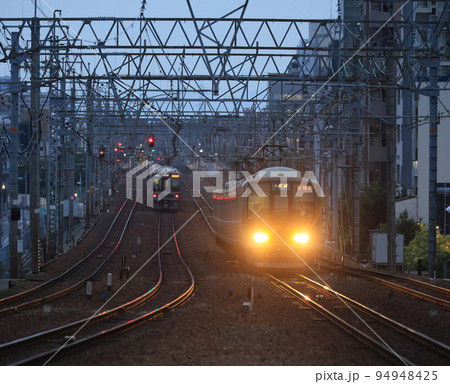 早朝のさくら夙川駅に到着する321系電車 94948425