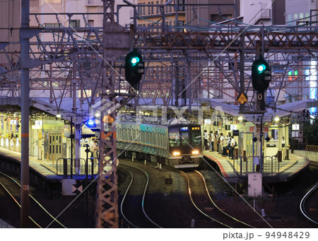 夕刻の元町駅に停車する321系電車 94948429