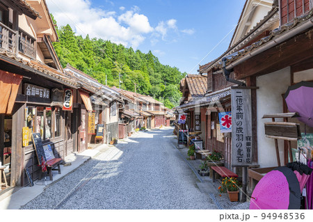 岡山県高梁市　ベンガラで有名な晴天の吹屋の町並み 94948536