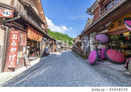 岡山県高梁市　ベンガラで有名な晴天の吹屋の町並み 94948540