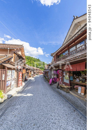 岡山県高梁市 ベンガラで有名な晴天の吹屋の町並み 岡山県高梁市 ベンガラで有名な晴天の吹屋の町並み 94948543