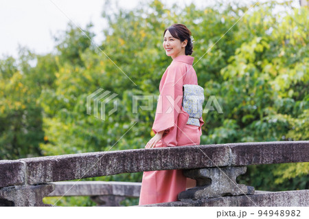 京都観光・白川古門前橋に佇む着物姿の女性 京都観光・白川古門前橋に佇む着物姿の女性 94948982
