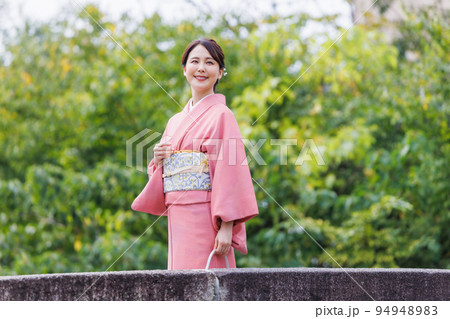 京都観光・白川古門前橋に佇む着物姿の女性 94948983