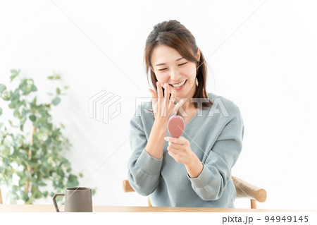女性　髪　ブラシ 94949145