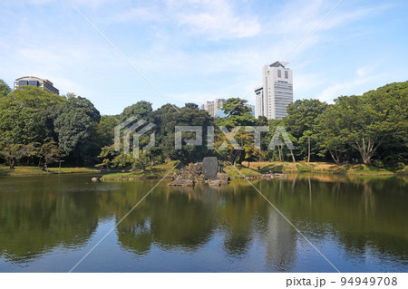 小石川後楽園　大泉水と蓬莱島 94949708