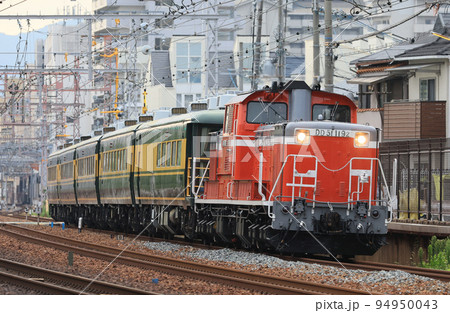 芦屋駅を通過したDD51牽引のサロンカーなにわ 94950043