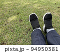 芝生で寛ぐ人 94950381