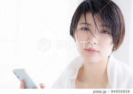 ビューティーイメージ スマホを見る若い女性 ビューティーイメージ スマホを見る若い女性 94950939