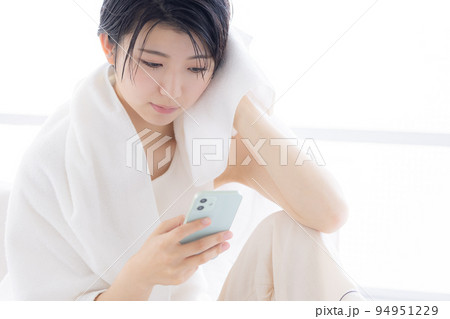 ビューティーイメージ スマホを見る若い女性 ビューティーイメージ スマホを見る若い女性 94951229