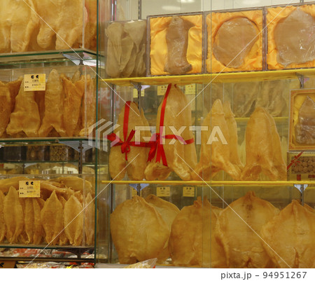 香港・徳輔道西の乾物店で売られる魚の浮袋。とても高価で「魚胆｝と呼ばれる高価な中華食材 94951267