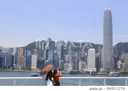 香港の高層ビル。香港島から九龍半島を望む 香港の高層ビル。香港島から九龍半島を望む 94951274