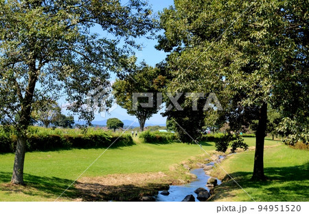 爽やかな秋の河川敷　遠くに山々　憩いの鬼怒グリーンパーク 94951520