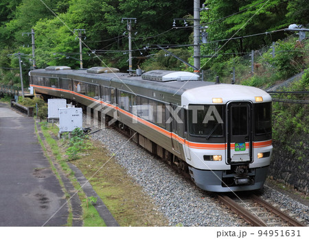 飯田線の為栗駅を通過する特急伊那路 94951631