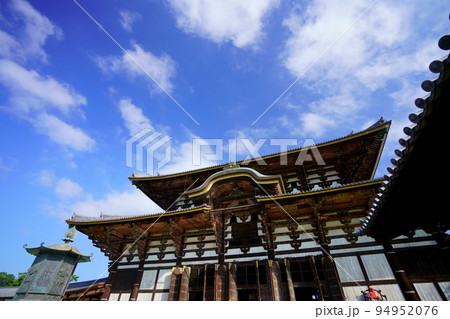 秋の早朝・東大寺大仏殿を近くから見上げる 秋の早朝・東大寺大仏殿を近くから見上げる 94952076