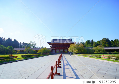 東大寺大仏殿から見た早朝の東大寺中門 東大寺大仏殿から見た早朝の東大寺中門 94952095