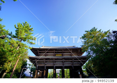 静寂の早朝・無人の東大寺南大門から東大寺・中門方面 94952139