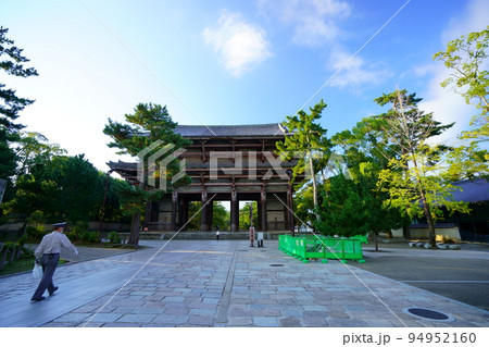 静寂の早朝・大仏殿側から見上げる東大寺南大門 94952160