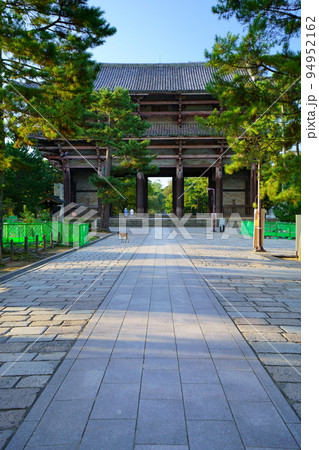 静寂の早朝・無人の東大寺中門から南大門方面 94952162
