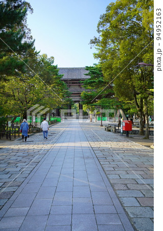 静寂の早朝・東大寺中門から南大門方面 94952163