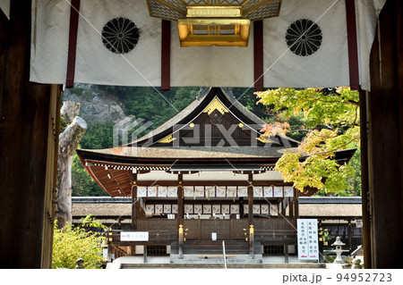 松尾大社(楼門から拝殿を望む)　【京都府京都市西京区】 94952723