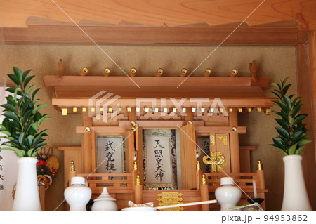 室内に飾られる神棚 94953862