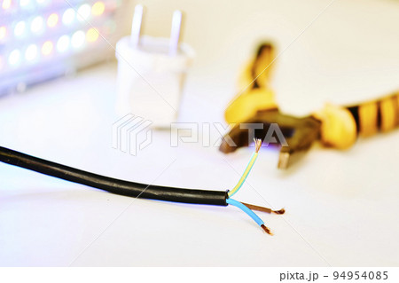 Three-core electric cable, metalwork pliers and LED lamp Three-core electric cable, metalwork pliers and LED lamp 94954085