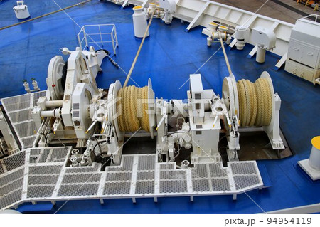 大型フェリーの係留装置…甲板上のウインチ 94954119