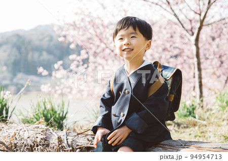 春の桜と制服の幼稚園児 94954713