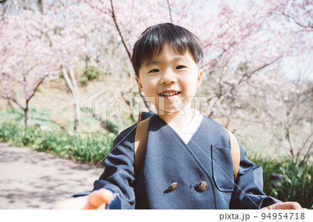 春の桜と制服の幼稚園児 94954718
