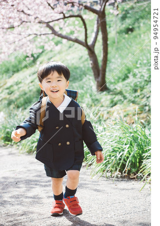 春の桜と制服の幼稚園児 94954721