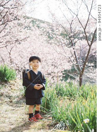 春の桜と制服の幼稚園児 94954723
