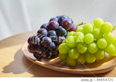 木の皿に乗ったシャインマスカット／ナガノパープル_3 94954725