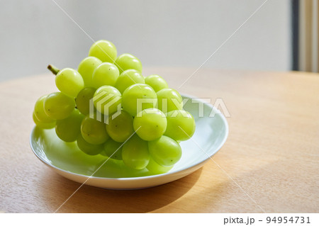 お皿に乗ったシャインマスカット_2 94954731