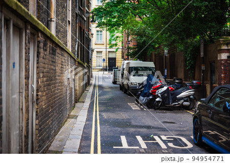 ロンドン 住宅街の裏路地 ロンドン 住宅街の裏路地 94954771