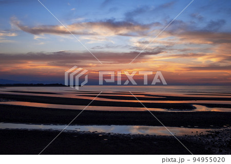 大分県の国東半島にある豊後高田市の真玉海岸に沈む美しい夕日 94955020