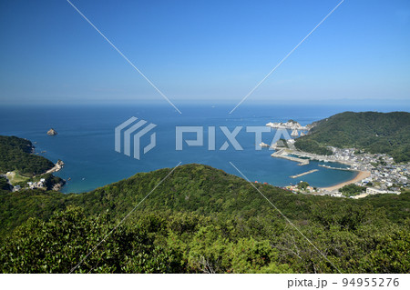 重山山頂近くから大引浜・白崎半島(右)を望む　【和歌山県日高郡由良町】 94955276