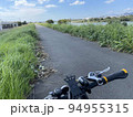 川沿いをサイクリング 94955315